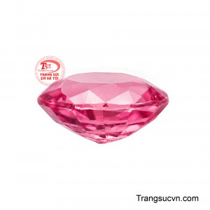 Viên đá được tuyển chọn từ Spinel thiên nhiên, cắt giác tỉ mỉ giúp phản chiếu ánh sáng đa chiều, làm nổi bật độ trong và chiều sâu màu sắc.