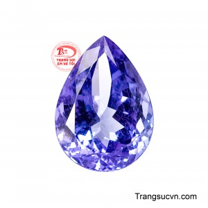 Viên Tanzanit Bình An Giọt Nước nổi bật với dáng cắt giọt nước thanh thoát, tôn lên vẻ đẹp mềm mại nhưng không kém phần sang trọng. 