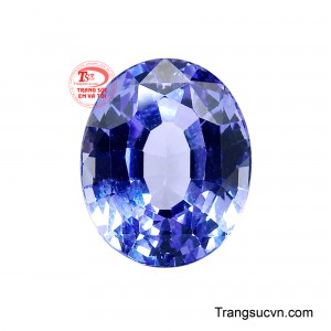Viên Tanzanit Hộ Mệnh Oval sở hữu sắc xanh tím quyến rũ, chuyển sắc tinh tế giữa ánh lam và tím đặc trưng với gam màu chỉ có ở Tanzanite thiên nhiên. 