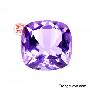 Gam màu tím tự nhiên tạo cảm giác thanh lịch, dễ dàng tôn lên vẻ đẹp tinh khiết và độ trong của viên đá dưới ánh sáng.