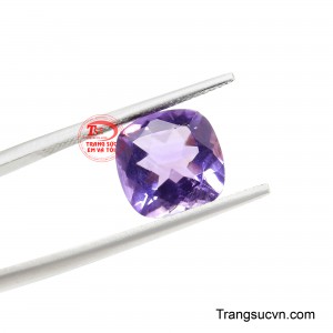 Trong phong thủy, thạch anh tím được xem là biểu tượng của sự bình an, trí tuệ và nguồn năng lượng tích cực.