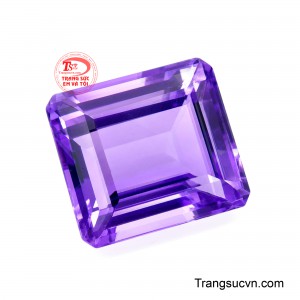 Kết hợp các giác cắt facet sắc sảo giúp ánh sáng phản chiếu rực rỡ và tôn lên vẻ đẹp sang trọng của viên đá. 