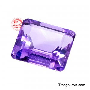 Độ trong cao cùng sắc tím sâu lắng mang đến chiều sâu thị giác đầy mê hoặc, giúp viên đá luôn nổi bật dưới mọi góc nhìn.