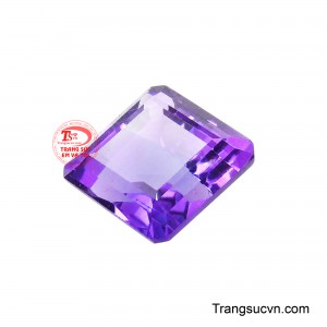 Màu tím trong trẻo kết hợp cùng độ trong cao làm nổi bật chiều sâu tự nhiên của viên đá, mang đến cảm giác cuốn hút ở mọi góc nhìn. 