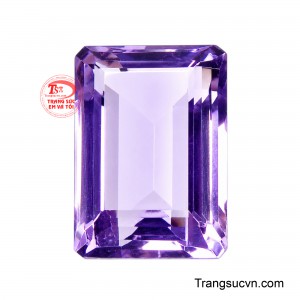 Tôn lên độ trong, chiều sâu và sắc tím sang trọng của viên đá, tạo nên sức hút nổi bật ở mọi góc nhìn. 