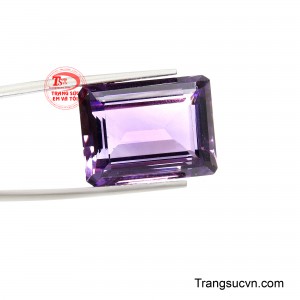 Màu tím tự nhiên kết hợp cùng hiệu ứng bắt sáng tinh tế tạo nên vẻ đẹp vừa nổi bật vừa trang nhã, phù hợp với những ai yêu thích sự sang trọng và khác biệt.