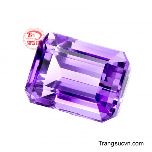 Các giác cắt facet được chế tác cân đối, sắc nét giúp ánh sáng phản chiếu hài hòa, làm nổi bật độ trong, chiều sâu và sắc tím quyến rũ của viên đá. 