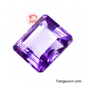 Được chế tác theo dáng chữ nhật với tỷ lệ cân đối, viên đá nổi bật nhờ các giác cắt sắc nét được sắp xếp đối xứng, giúp phản chiếu ánh sáng mạnh mẽ và tôn lên vẻ đẹp trong suốt của chất đá.