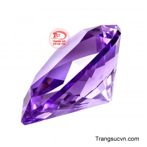 Dáng giọt nước thanh thoát kết hợp với các giác cắt được tính toán chính xác giúp ánh sáng đi vào viên đá.