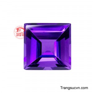 Viên Thạch Anh Tím Khai Vận nổi bật với sắc tím sâu, đậm đà và cuốn hút, tựa như màn đêm huyền bí được thắp sáng bởi nguồn năng lượng tinh khiết của thiên nhiên.