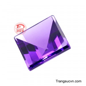 Viên đá được chế tác theo dáng vuông với mặt giác cắt phẳng như lớp gương, phản chiếu ánh sáng sắc nét và rõ ràng từ mọi góc nhìn. 