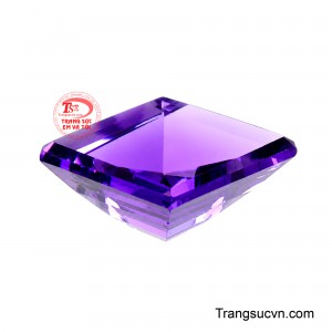 Thiết kế độc đáo này không chỉ làm nổi bật vẻ đẹp của thạch anh tím mà còn tạo hiệu ứng phản quang tinh tế, giúp viên đá luôn rực rỡ nhưng vẫn giữ được nét thanh lịch.