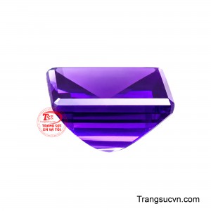Phần đỉnh được tạo hình theo kiểu tháp kim tự tháp, mang đến tổng thể cân đối, mạnh mẽ và đầy tính nghệ thuật. 