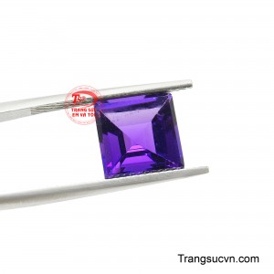 Trong phong thủy, thạch anh tím là biểu tượng của sự minh triết, bình an và nguồn năng lượng tích cực.
