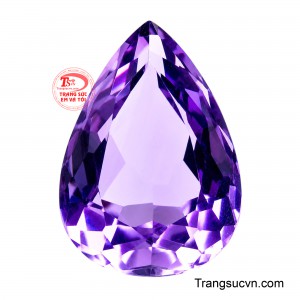 Thạch Anh Tím Thiên Ân gây ấn tượng với kích thước lớn cùng sắc tím đầy mê hoặc. 