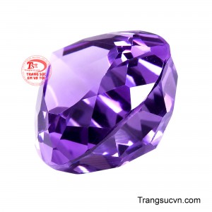 Với kích thước nổi bật, viên đá trở thành điểm nhấn hoàn hảo trong thiết kế mặt dây chuyền độc bản.