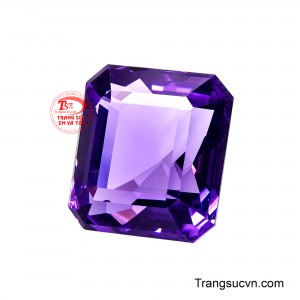 Viên đá được chế tác theo dáng vuông cắt góc, kết hợp những đường nét cân đối và các mặt giác sắc sảo