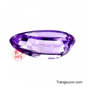 Sắc tím huyền sâu lan tỏa từ tâm đá đến từng đường nét, khiến mỗi lần xoay chuyển viên đá là một lần ánh sáng kể nên một câu chuyện khác.
