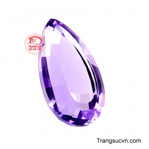 Những đường cong uyển chuyển kết hợp cùng hệ thống giác cắt hoàn mỹ giúp ánh sáng len lỏi vào từng lớp tinh thể, phản chiếu thành những dải ánh tím sống động. 