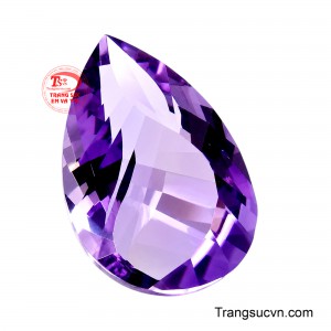 Khi ánh sáng lướt qua từng giác cắt, những dải ánh tím chuyển động mềm mại, làm nổi bật độ trong và chiều sâu tự nhiên của tinh thể.