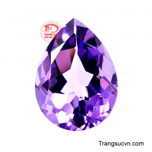 Viên Thạch Anh Tím Vượng Khí nổi bật với sắc tím thiên nhiên quyến rũ sở hữu thiết kế giọt nước kích thước lớn đầy mềm mại và thanh thoát.