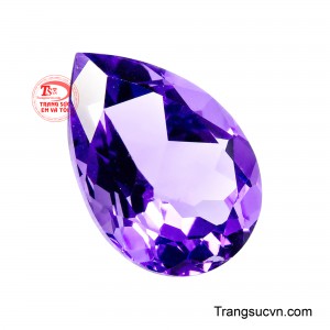 Các giác cắt facet được chế tác tinh xảo giúp ánh sáng phản chiếu đa chiều, làm nổi bật độ trong, chiều sâu và vẻ đẹp lấp lánh tự nhiên của viên đá.