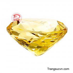 Bên trong viên đá là những đường vân và tinh thể đặc trưng, tựa như những dải ánh sáng vàng đang chuyển động trong lòng khoáng vật.