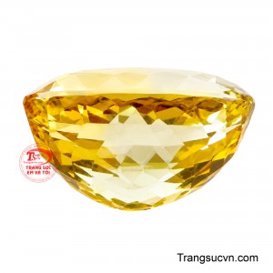 Trải qua quá trình kiến tạo hàng triệu năm trong lòng đất, viên đá sở hữu độ trong tự nhiên cùng những dải ánh vàng chuyển sắc mềm mại, tạo nên hiệu ứng thị giác đầy cuốn hút.