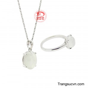 Mang sắc trắng mờ dịu nhẹ ẩn hiện luồng sáng ngọc huyền ảo tựa như được kết tinh từ làn sương sớm. 