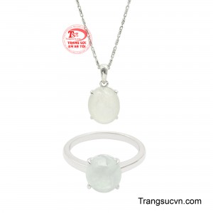 Bộ Cẩm Thạch Ngọc Sương nổi bật bởi hai viên cẩm thạch dáng oval mài tròn cabochon hoàn hảo.