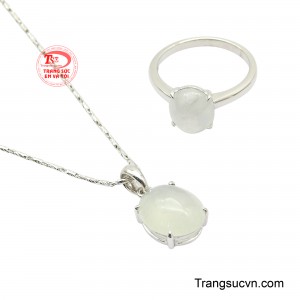 Mặt dây chuyền buông lơi tinh tế với viên ngọc ngọc sương được ôm trọn bởi bốn chấu kim loại thanh mảnh.