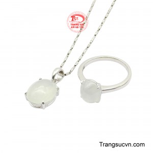 Kết nối liền mạch với móc treo mạ bạc sáng bóng kiêu hãnh trên sợi dây chuyền mỏng manh