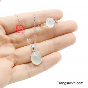 Sự kết hợp hoàn hảo giữa chất ngọc băng trong trẻo và sắc bạc lạnh sang trọng tạo nên một tổng thể hài hòa.