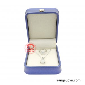Vừa mang tinh thần cổ điển thanh tao, vừa đậm chất hiện đại—món quà vô giá để tôn vinh thần thái an yên, quyến rũ và gu thẩm mỹ tinh tế vượt thời gian của phái đẹp.