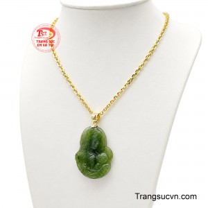 Sắc xanh tự nhiên của cẩm thạch mang vẻ đẹp trầm sâu, nổi bật trên nền vàng sáng bóng, tạo nên tổng thể trang nhã và sang trọng. 