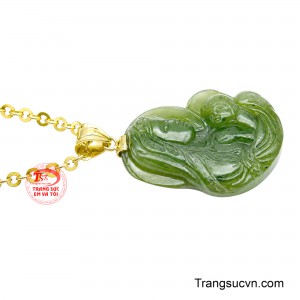 Sự kết hợp giữa cẩm thạch xanh và sắc vàng tạo nên điểm nhấn hài hòa, vừa trang trọng vừa tinh tế.