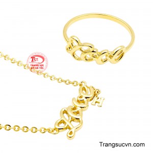 Mỗi đường nét vàng tinh tế như biểu tượng cho sự kết nối bền chặt, gửi gắm thông điệp về một tình yêu luôn đồng hành và sẻ chia. 