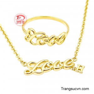 Thiết kế đồng điệu tạo nên tổng thể nữ tính, thanh lịch và dễ dàng phối cùng nhiều phong cách trang phục.