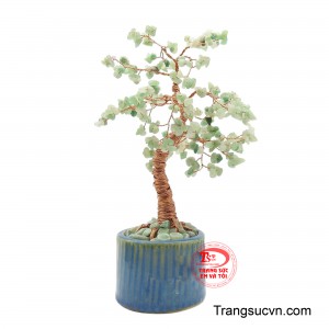 Cây nổi bật với phần thân dây đồng quấn nghệ thuật vững chãi, nâng đỡ tán lá xanh mát được kết từ những viên đá Aventurine lục tự nhiên.