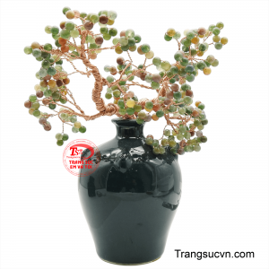 Cây đá quý nhiều màu thu hút mọi ánh nhìn nhờ thân đồng quấn nghệ thuật cùng tán lá trĩu quả được kết từ hàng trăm hạt đá tròn mang sắc màu phong phú.