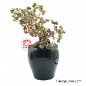 Với dáng cây vươn nhẹ đầy uyển chuyển, cắm nổi bật trong chiếc bình gốm tròn màu xanh đen bóng sang trọng và cổ điển.