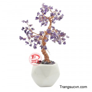 Sự lấp lánh tự nhiên của thạch anh tím khi gặp ánh sáng giúp từng tán cây trở nên nổi bật và giàu chiều sâu. 