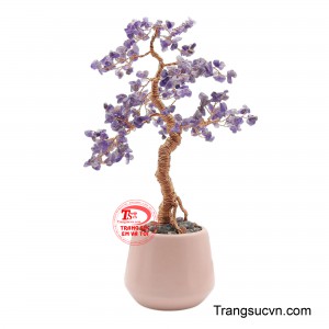 Những viên thạch anh mang sắc tím từ nhẹ nhàng đến đậm sâu được kết thành từng tán cây, tạo nên vẻ đẹp huyền bí, sang trọng và cuốn hút.