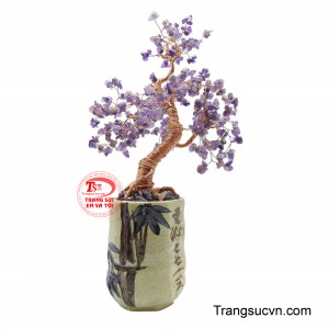 ây được chế tác thủ công tinh xảo từ dây đồng quấn tay và hàng trăm viên đá thạch anh tím tự nhiên.