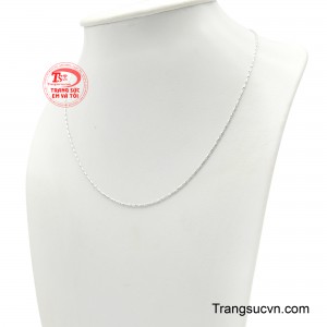 Được chế tác từ vàng trắng sáng bóng của những thanh kim loại nhỏ, thon dài và được tạo hình uốn lượn mềm mại như một dòng chảy của thời gian.