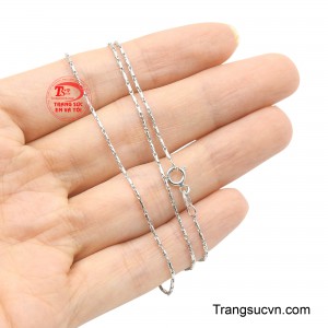 Sợi dây này là sự lựa chọn hoàn hảo cho những ai yêu thích vẻ đẹp đơn giản là đỉnh cao của sự tinh tế, phù hợp để đeo riêng lẻ cho phong cách thanh lịch hàng ngày.