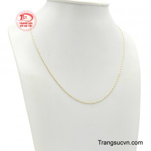 Sợi dây được chế tác tỉ mỉ từ sắc vàng óng ả, nổi bật với cấu trúc nối tiếp độc đáo giữa những vòng liên kết thanh mảnh và các thanh kim loại thon dài được chạm khắc vân chéo tinh xảo. 
