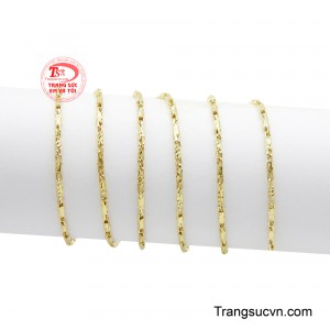 Thiết kế uyển chuyển ôm trọn bờ vai và vùng cổ thanh tú, vừa toát lên nét thanh thoát hiện đại, vừa tôn vinh thần thái sang trọng, quyến rũ. 