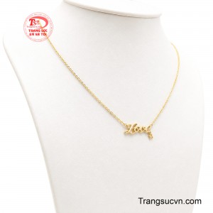 Điểm nhấn chiếc charm chữ cái nhỏ xinh tạo nên dấu ấn riêng, tượng trưng cho một tình yêu luôn có sự kết nối và đồng hành. 