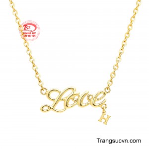Chất liệu vàng sáng bóng kết hợp dây xích thanh mảnh mang đến vẻ đẹp hiện đại, dễ dàng phối cùng nhiều phong cách. 